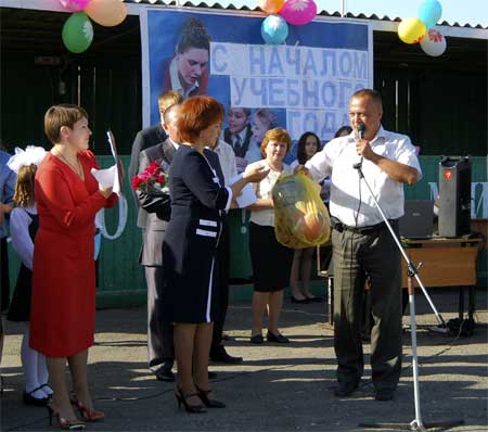 Директор ЗАО «Прогресс» на торжественной линейке в Яльчикской средней школе.
