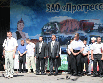 Глава администрации Яльчикского района Н.П.Миллин поздравил тружеников ЗАО 